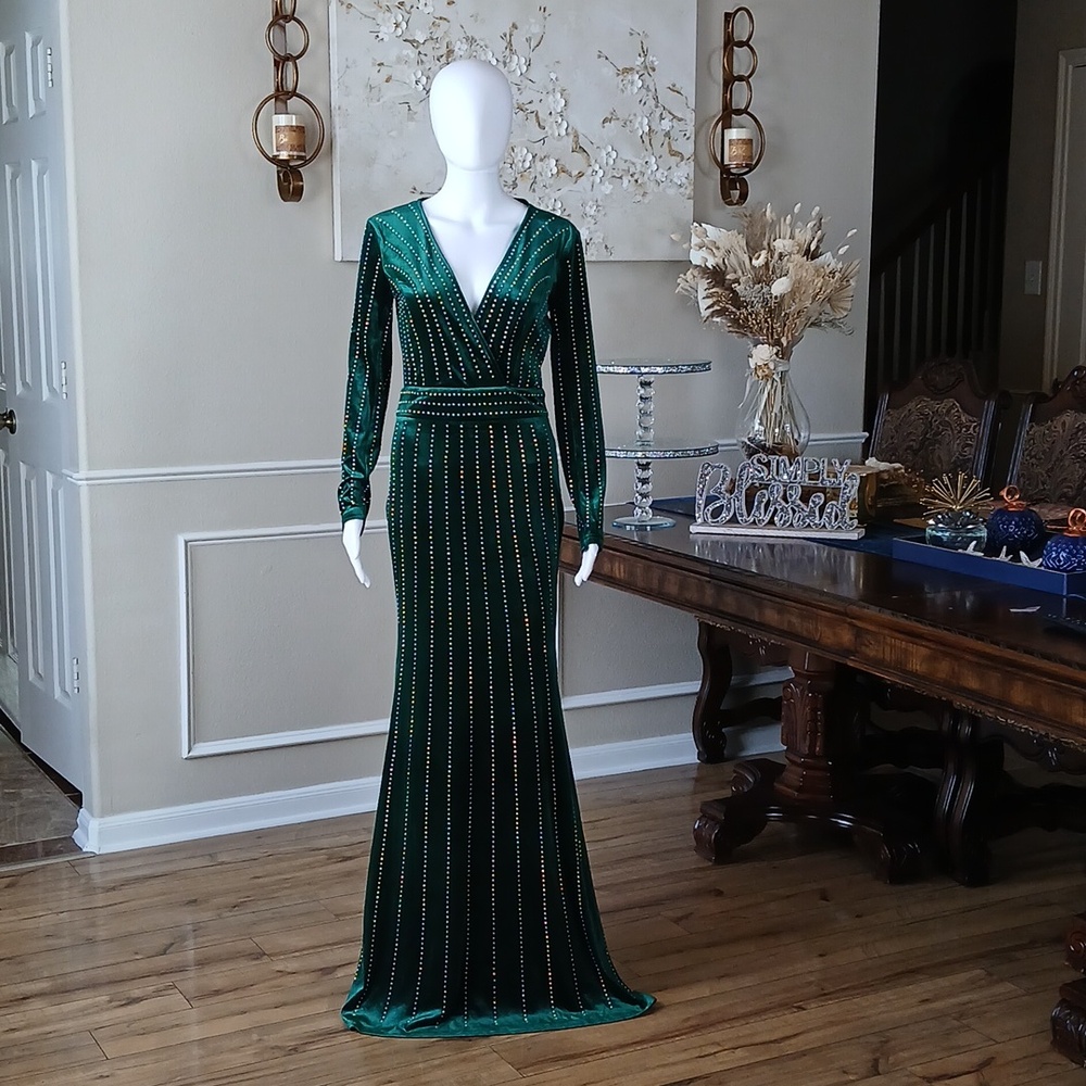 Windsor Elegant Emerald Green Beaded  V-Neck Long Sleeve Evening Gown. Size S - Picture 10 of 17